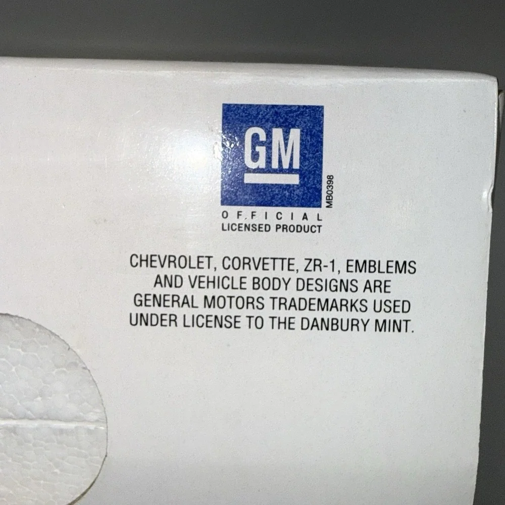 DANBURY MINT YELLOW 1995 CHEVROLET CORVETTE ZR-1 IN 1/24 SCALE NEW IN BOX